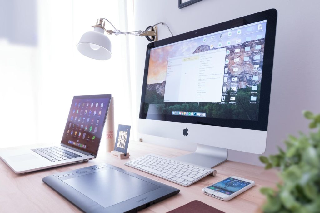 Arbeitsplatz mit Computer und Zubehör