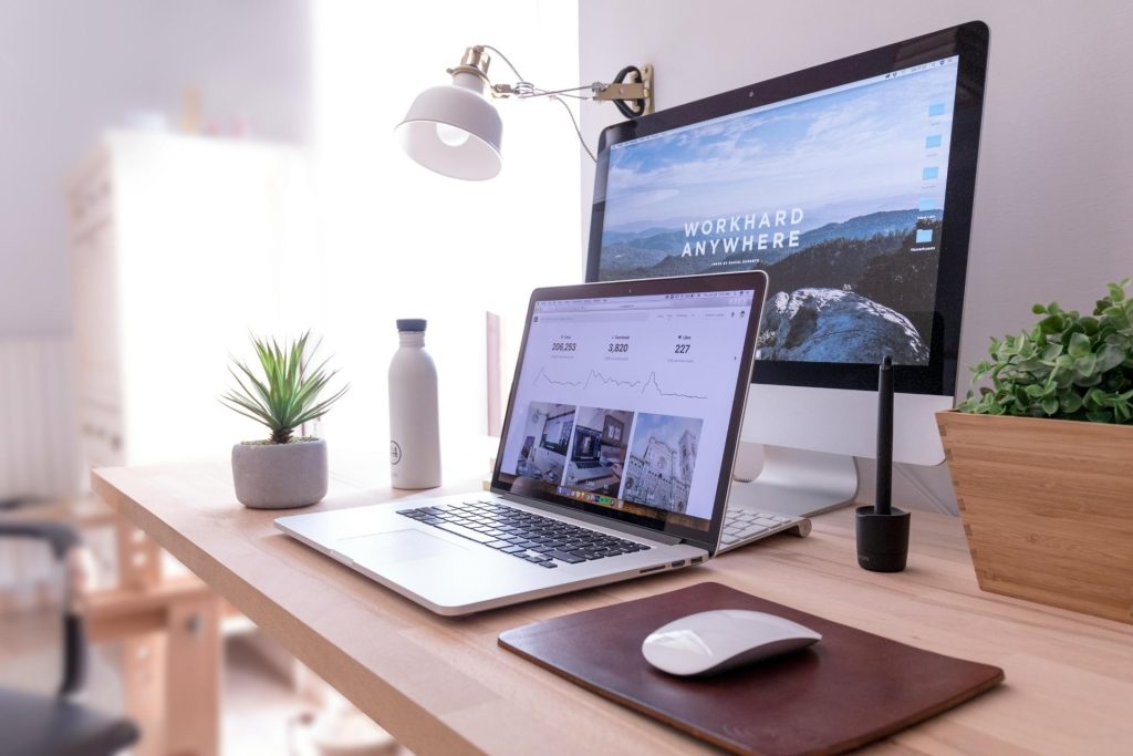 Moderne Arbeitsumgebung mit Pflanzen
