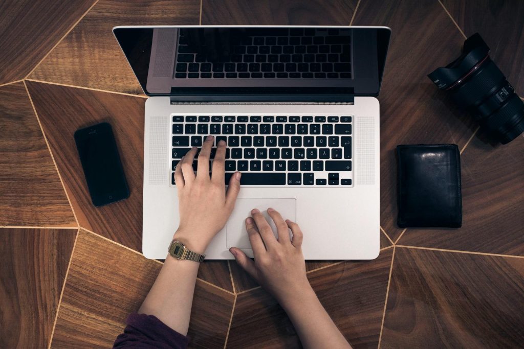 Laptop mit Händen und Kamera
