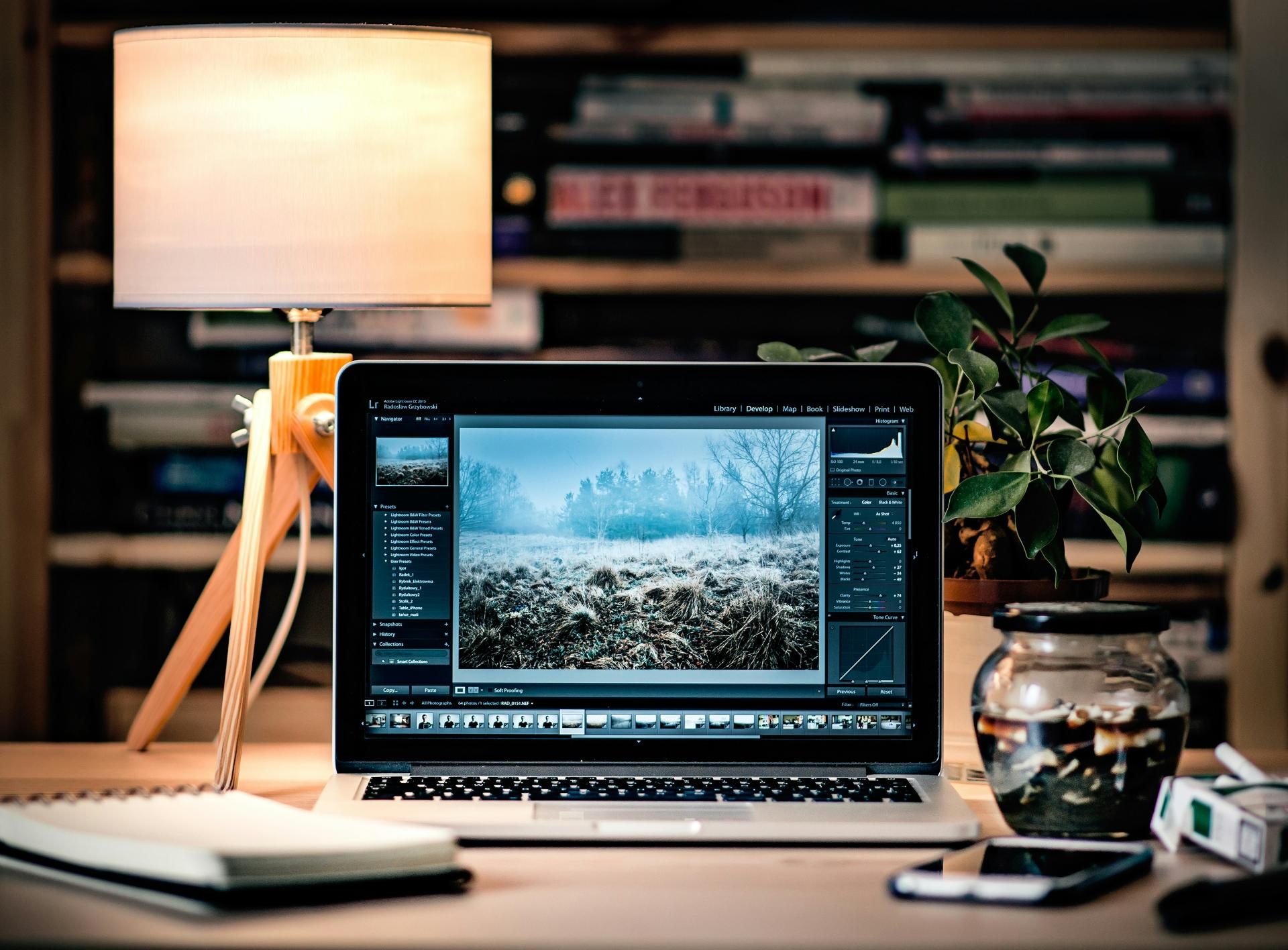 Laptop mit Foto-Editing-Software